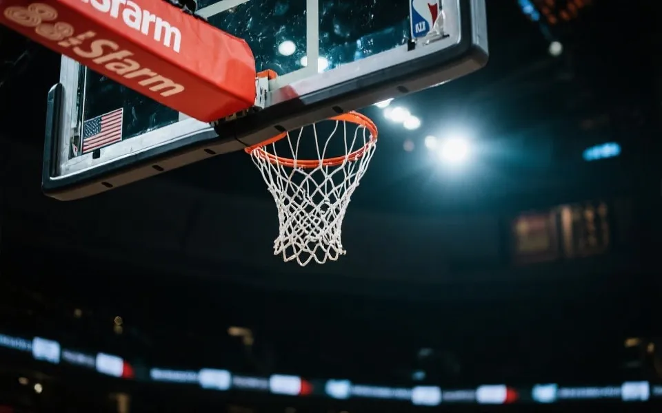 篮球强势扣篮瞬间